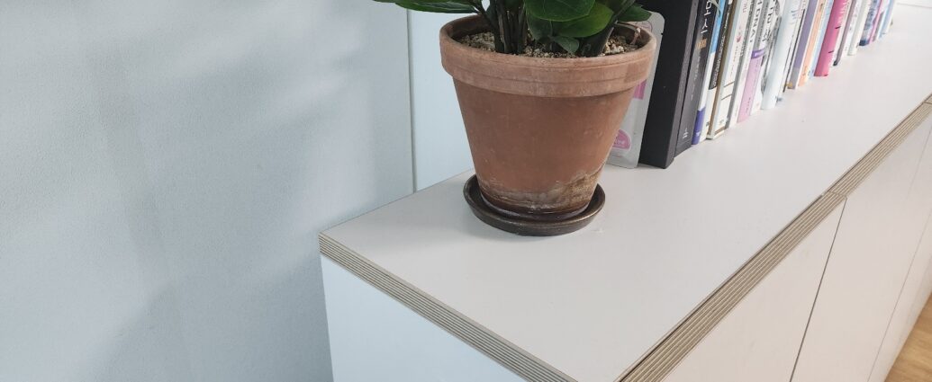 깊이가 깊지 않은 거실 수납장의 모습