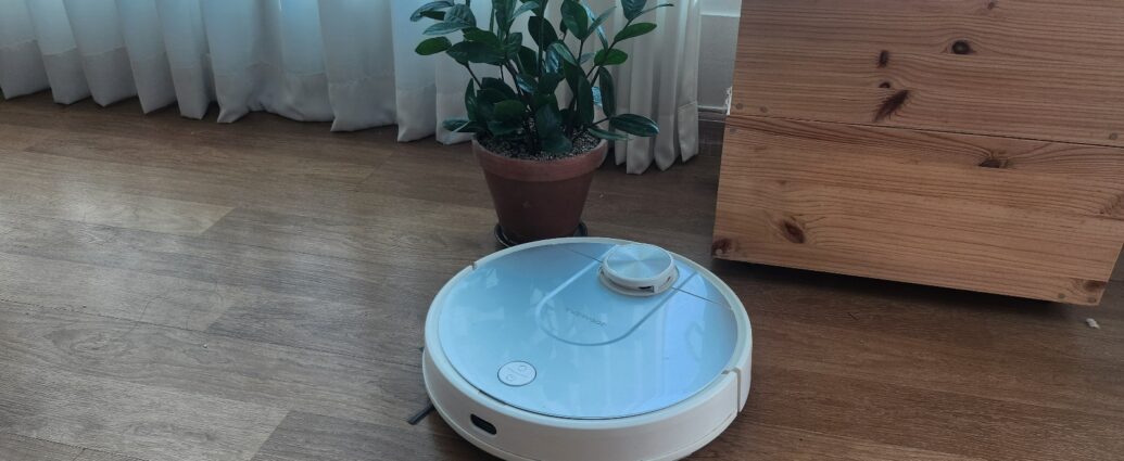 장애물을 피해가며 거실을 청소하고 있는 로봇청소기 모습