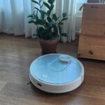 장애물을 피해가며 거실을 청소하고 있는 로봇청소기 모습