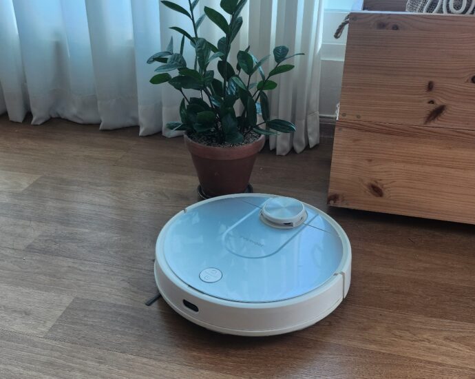장애물을 피해가며 거실을 청소하고 있는 로봇청소기 모습