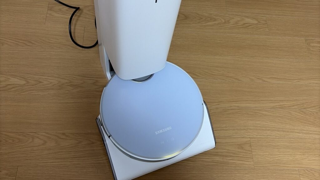 충전 도크에서 충전 중인 로봇청소기