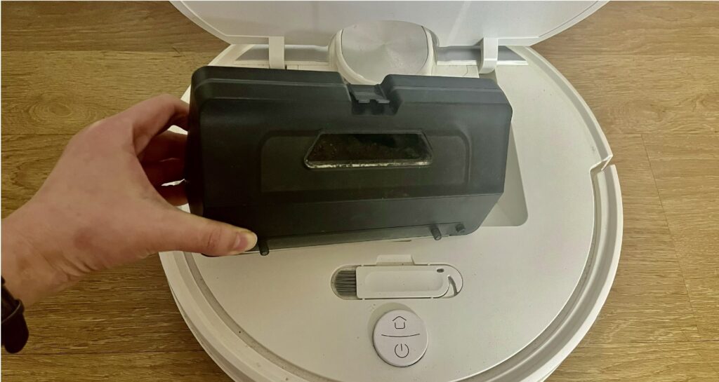 로봇청소기 먼지통을 비우는 장면