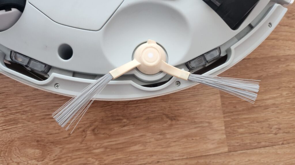 로봇청소기 사이드 브러시가 손상된 모습