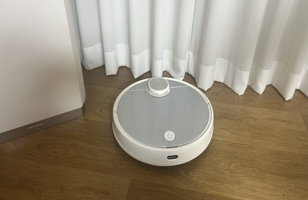 거실 바닥을 청소하는 로봇청소기