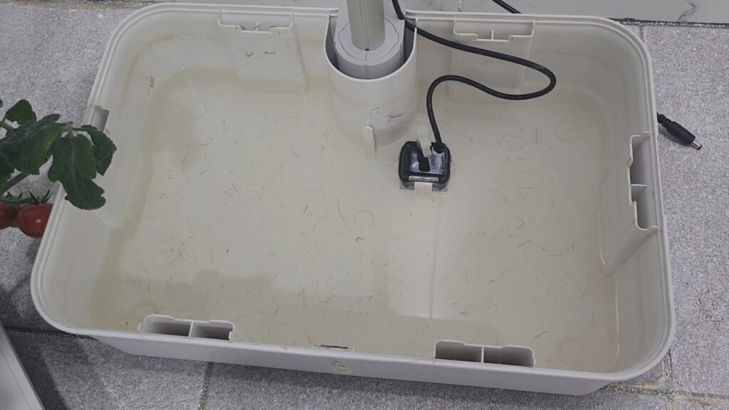 필터 주위의 이물질을 체크하기 위해 수경재배기 물통의 뚜껑을 열어놓은 모습