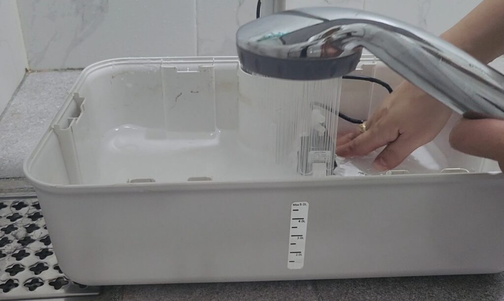 수경재배기를 물로 세척하는 모습