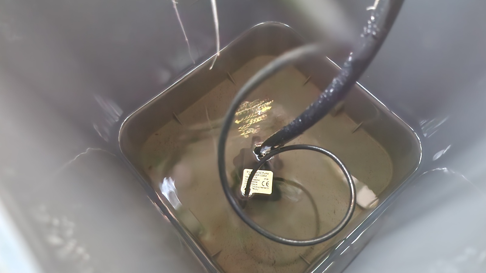 수경재배기 물통 바닥에 부착되어 있는 펌프의 모습