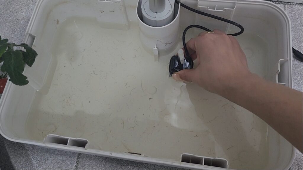 수경재배기 세척을 위해 펌프를 분리하는 모습