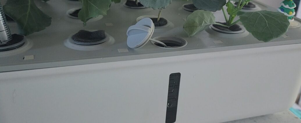 수경재배기 펌프소음을 체크하기 위해 물주입구 뚜껑을 열어놓은 모습