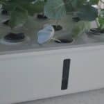 수경재배기 펌프소음을 체크하기 위해 물주입구 뚜껑을 열어놓은 모습