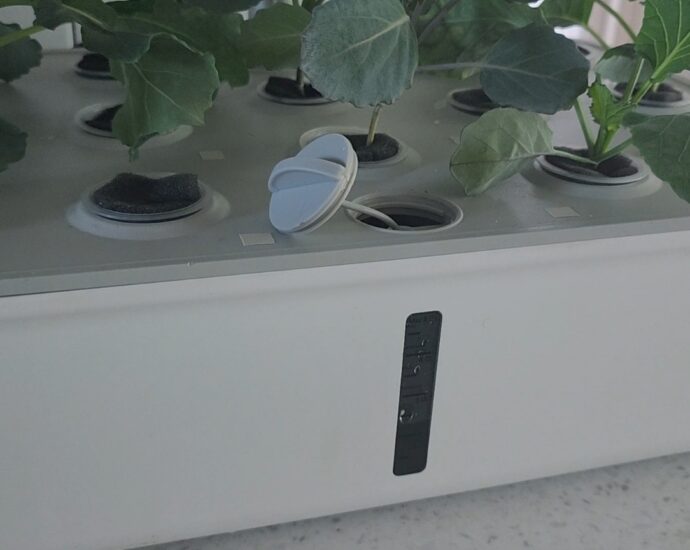 수경재배기 펌프소음을 체크하기 위해 물주입구 뚜껑을 열어놓은 모습