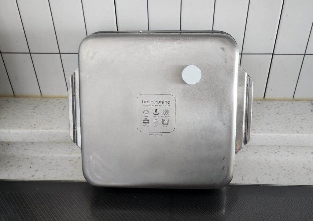 스테인리스팬 바닥에 자석을 붙인 후 떨어지지 않는 모습