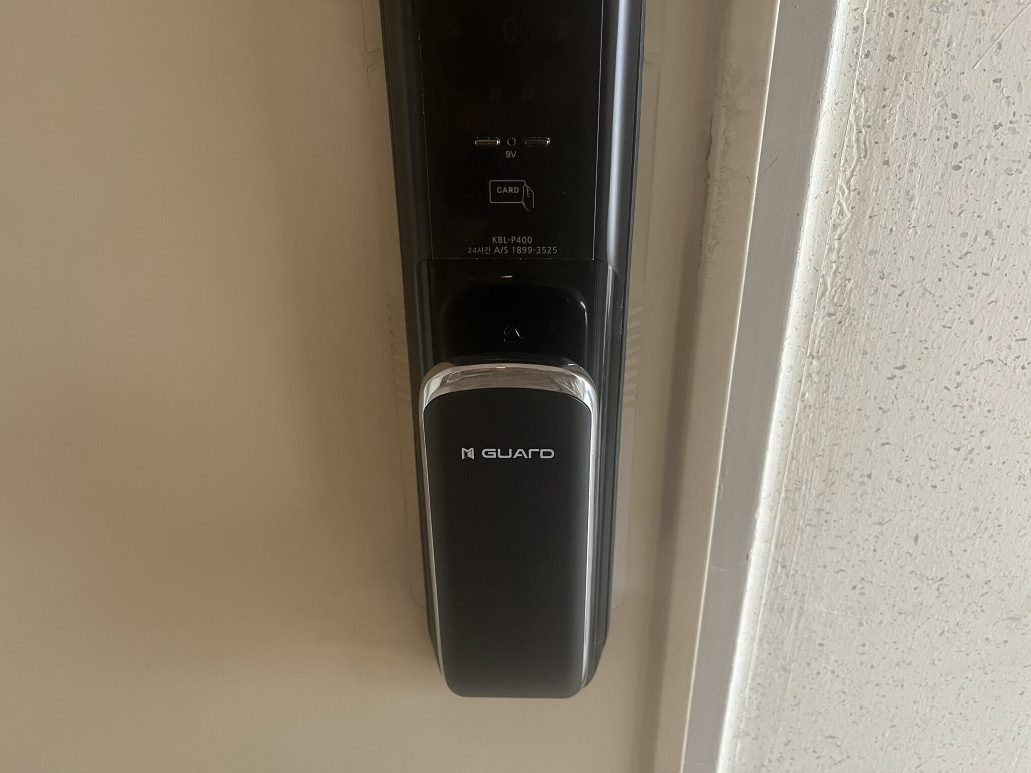 현관문에 KBL-P400 엠가드 도어락을 설치한 모습