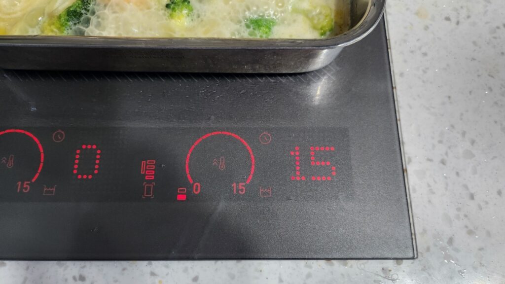 인덕션 최고 화력인 15단계로 설정되어 있는 모습