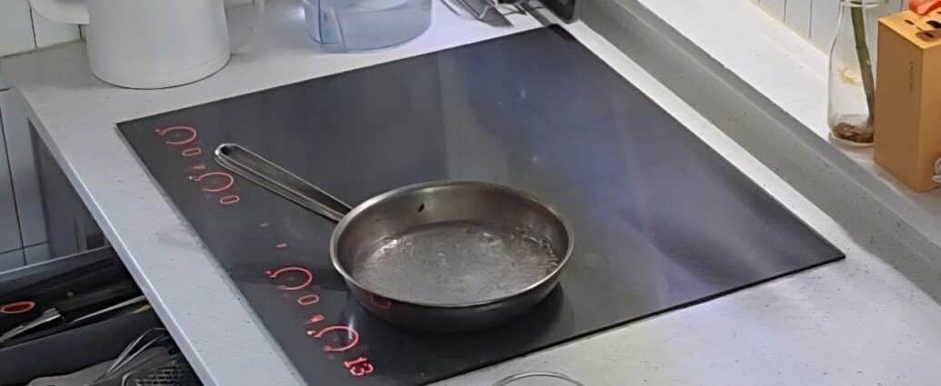 주방에 빌트인으로 설치되어 있는 인덕션