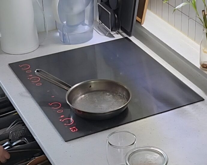 주방에 빌트인으로 설치되어 있는 인덕션