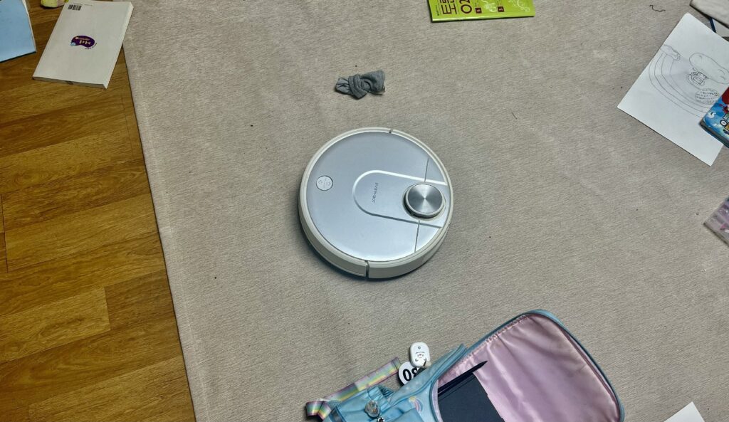 바닥 장애물을 피하는 로봇청소기