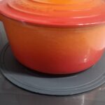 인덕션 매트를 깔고 냄비를 올려놓은 모습