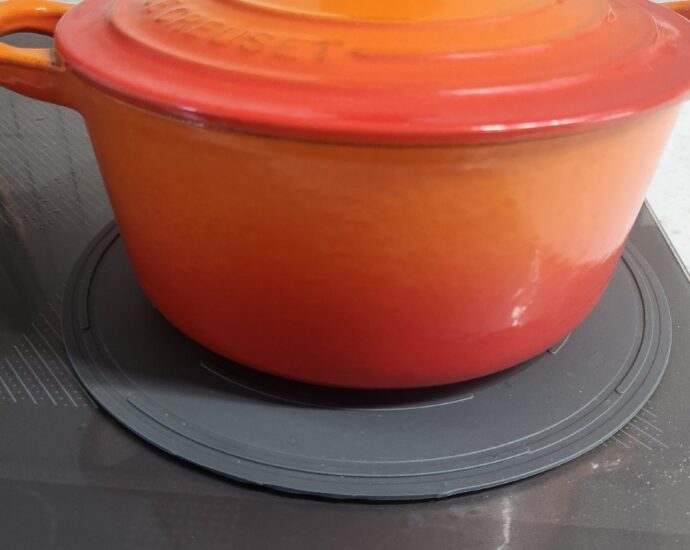 인덕션 매트를 깔고 냄비를 올려놓은 모습