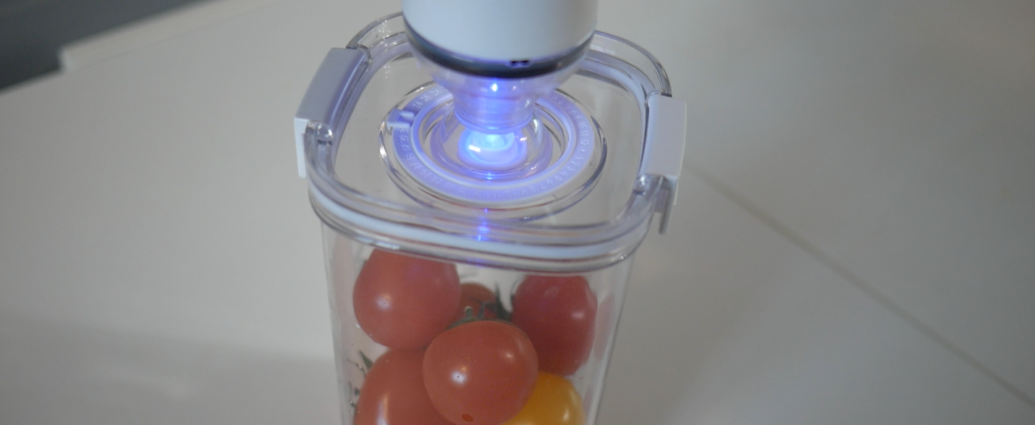 진공밀폐용기에 과일을 넣고 진공을 만드는 모습