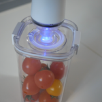 진공밀폐용기에 과일을 넣고 진공을 만드는 모습