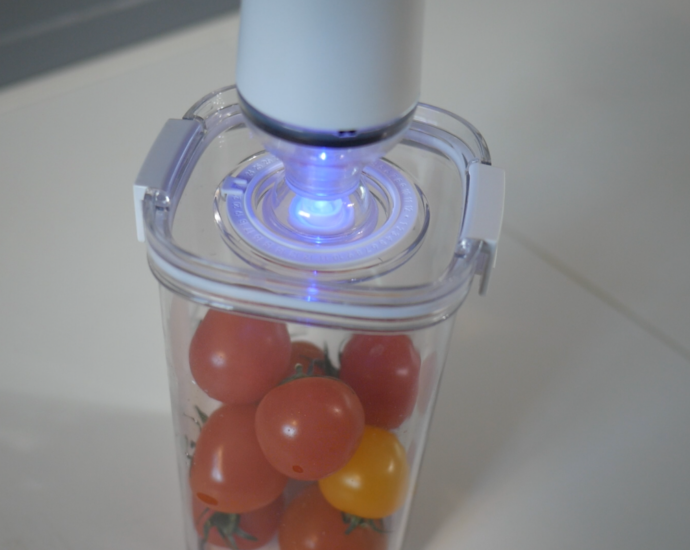 진공밀폐용기에 과일을 넣고 진공을 만드는 모습