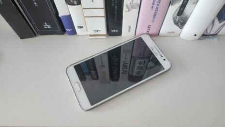 초등학생이 사용 중인 휴대폰