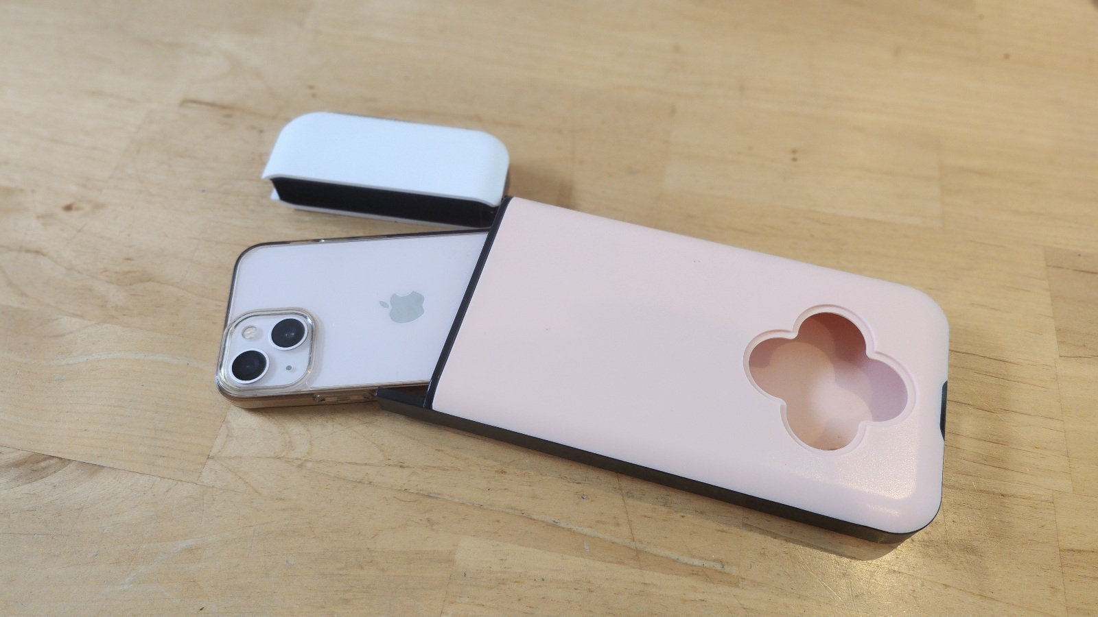 핸드폰 감옥에 휴대폰을 넣은 모습