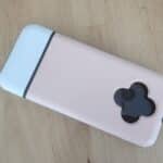 핸드폰 보관함에 휴대폰을 넣은 모습