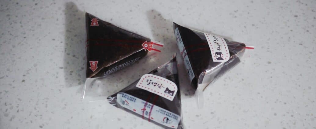 삼각김밥 틀을 이용해서 만든 삼각김밥 모습