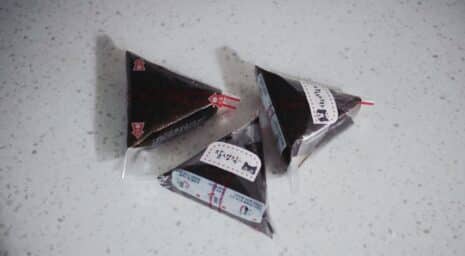 삼각김밥 틀을 이용해서 만든 삼각김밥 모습