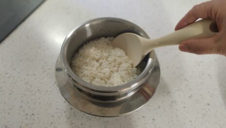 압력밥솥으로 갓 지은 밥