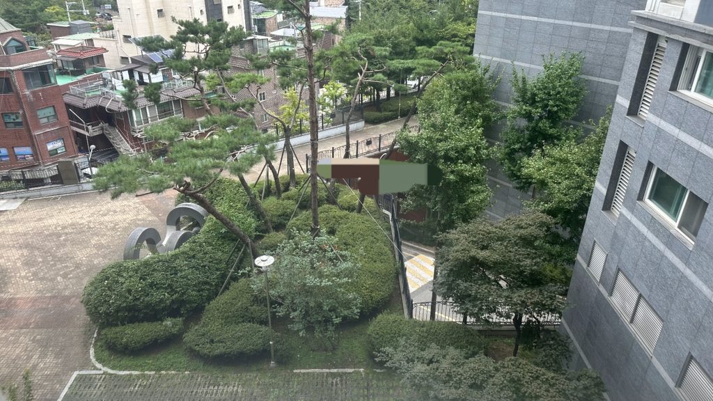 먼 거리에서 미세방충망을 통해 본 바깥 모습